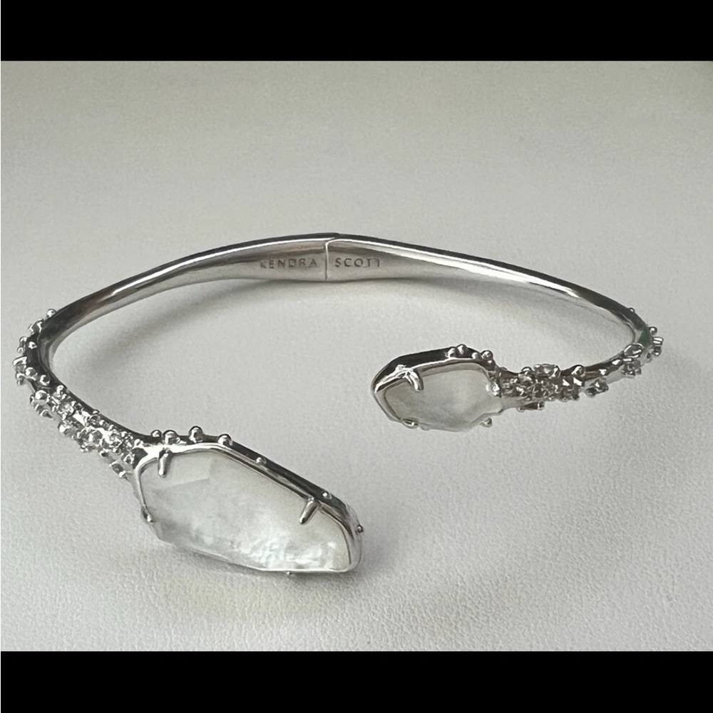 Kendra Scott Zander Pinch Cuff Bracelet Rhodium Plated White
Mother of Pearl $98